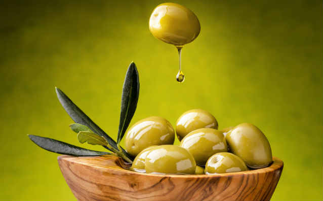 Olio di oliva: 5 trucchi di bellezza di cui non puoi fare a meno