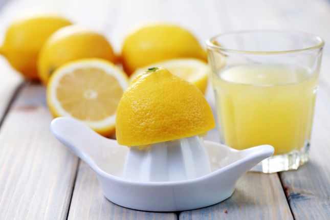 Limone e acqua calda ogni mattina per perdere peso