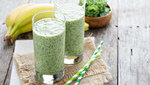 Frullato energetico verde. Banane e cavoli